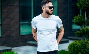 homem de culos escuro usando uma camiseta branca