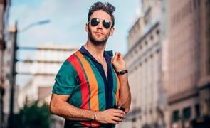 homem de culos escuro usando roupas de verão